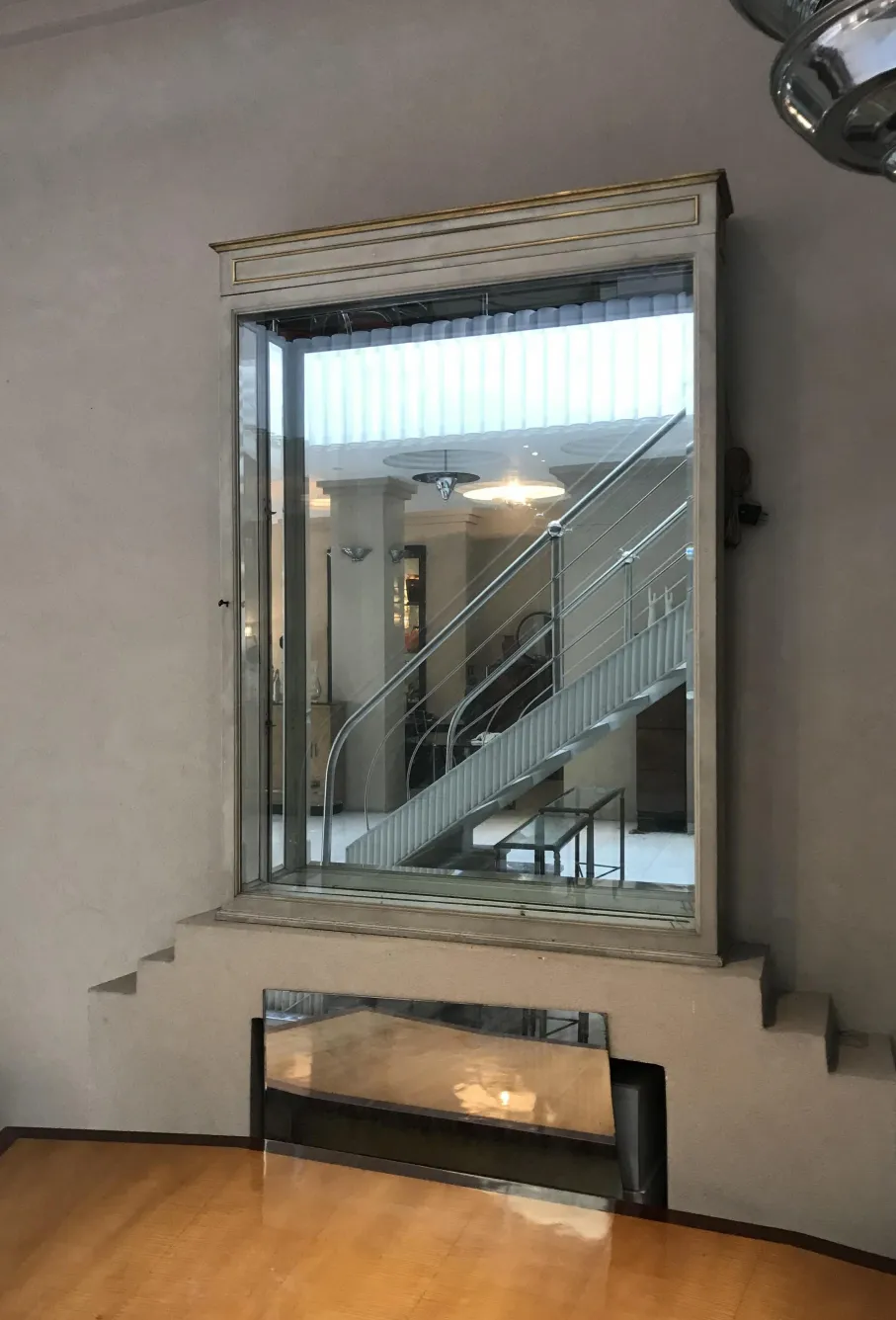 Античная витрина Maison Jansen в современном интерьере