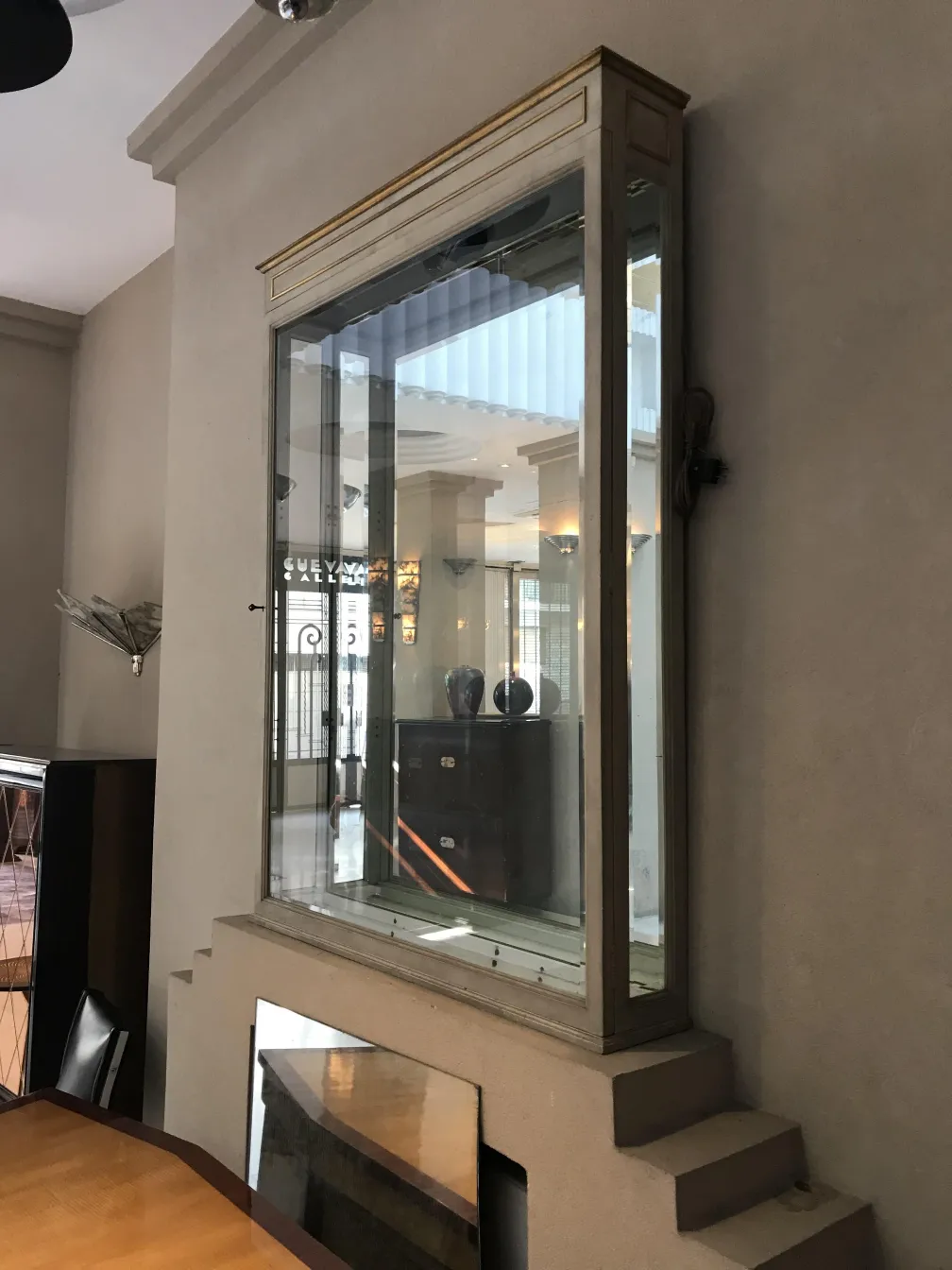 antike vitrine mit Beleuchtung in eleganter Umgebung, maison jansen