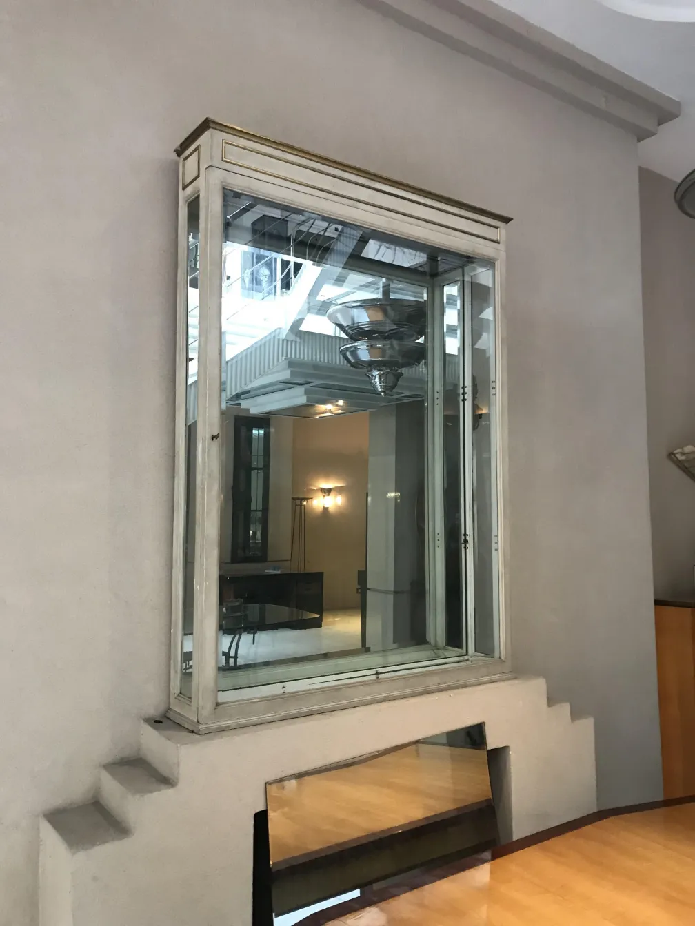 vitrine antiga com design elegante em ambiente contemporâneo