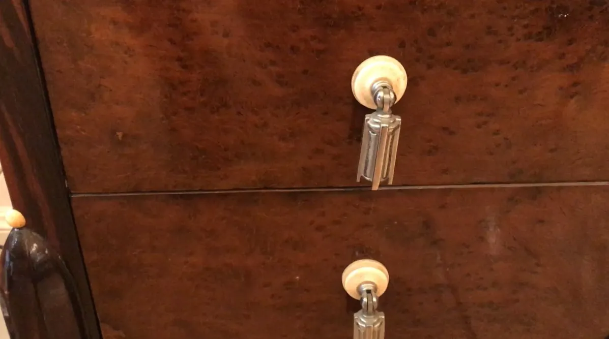 colonna antica decorativa con dettagli eleganti sullo sfondo