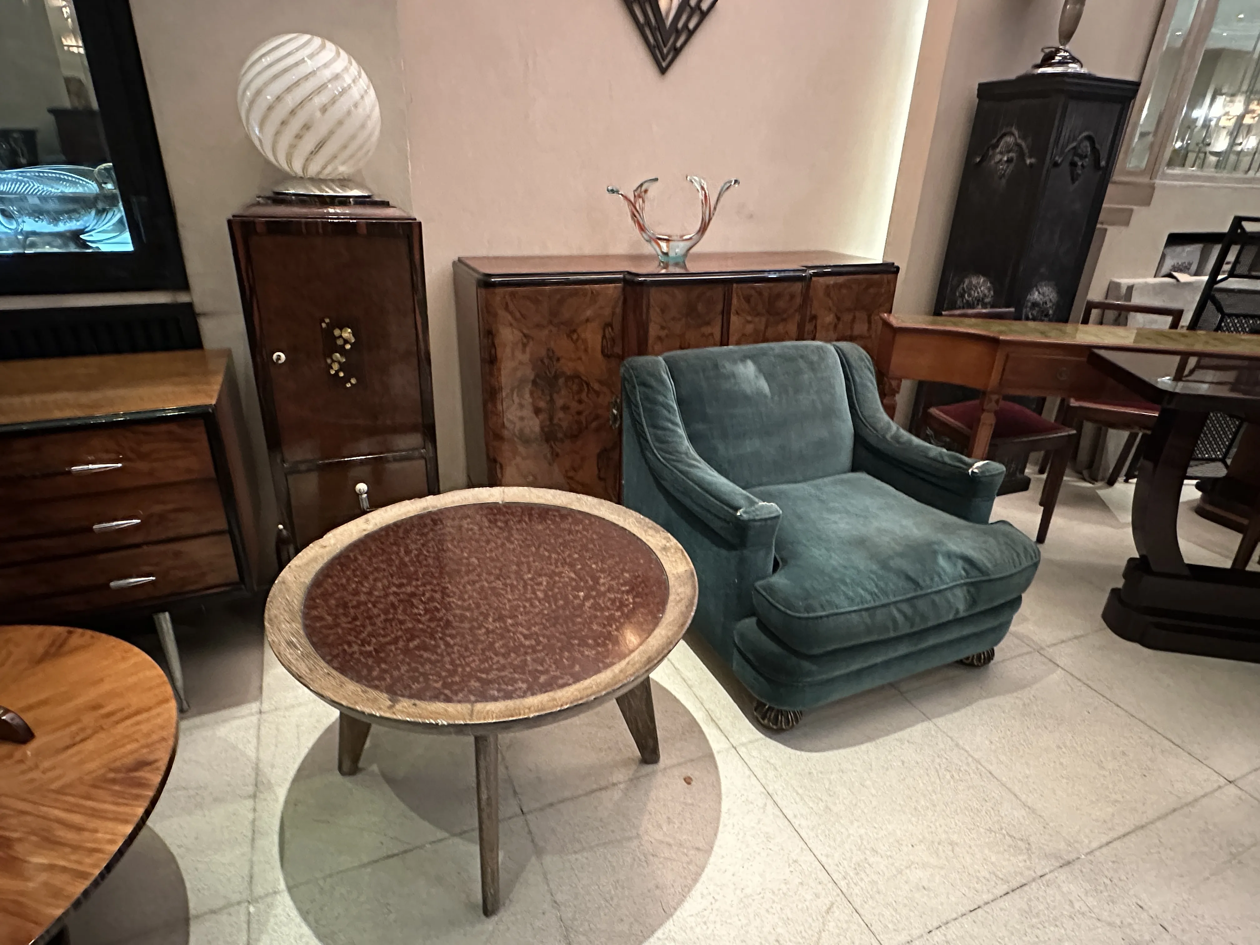 colonna antica di decorazione in un ambiente elegante