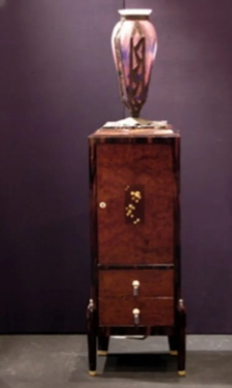 सजावटी विवरण वाला प्राचीन स्तंभ, शानदार परिवेश में