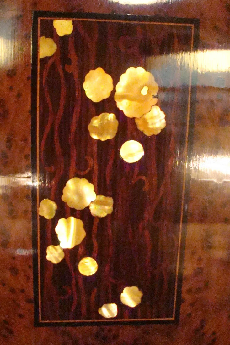 古老柱子，装饰着美丽的金色装饰