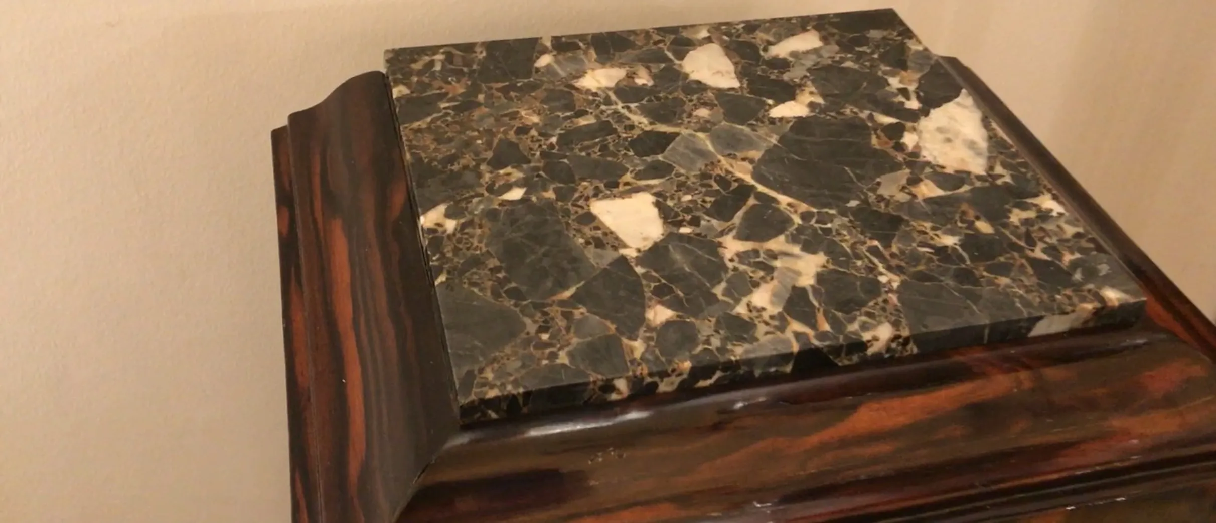 colonne ancienne avec base décorative et marbre