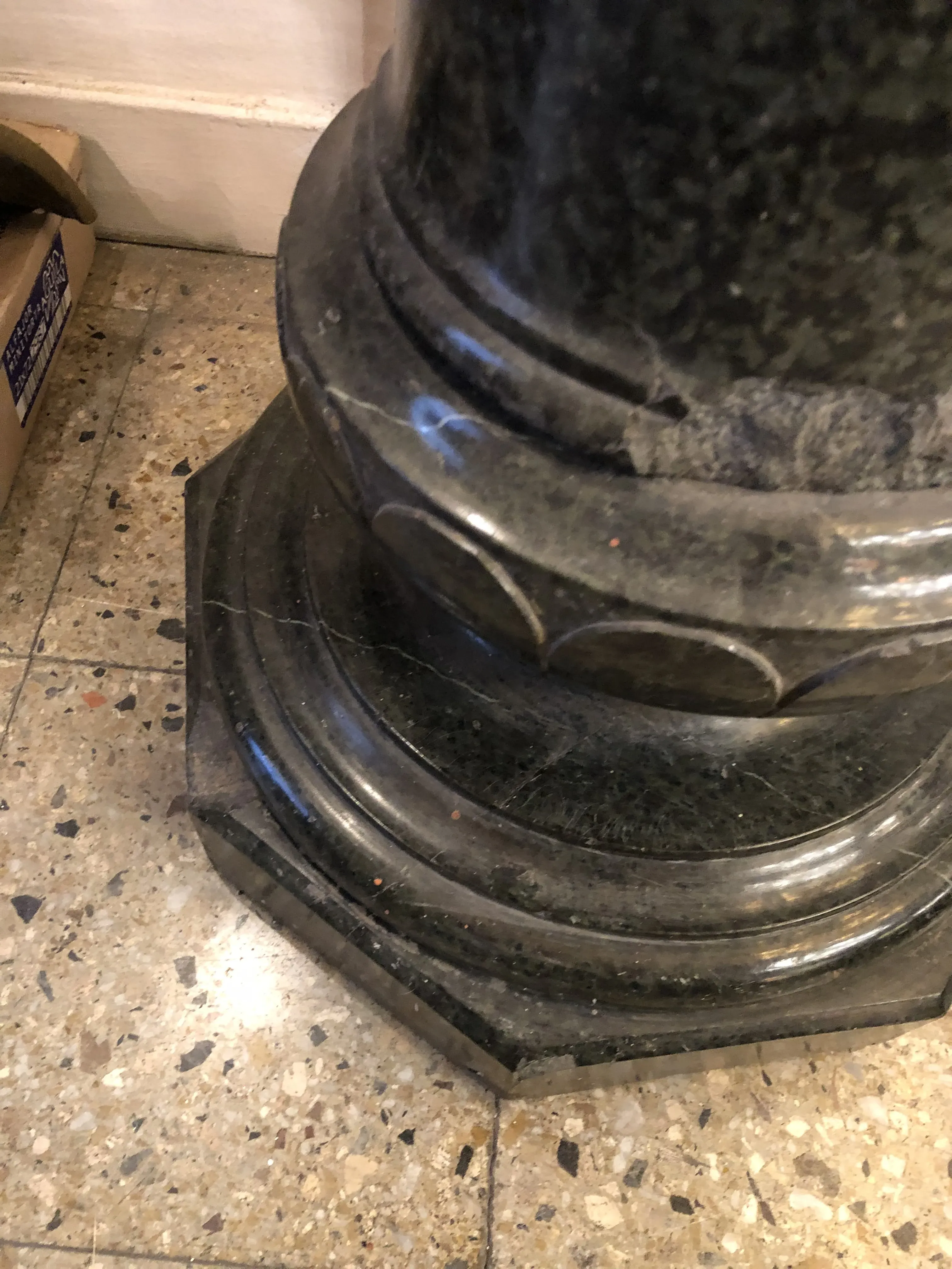 Detalle de una antigua columna con base octogonal y superficies lisas