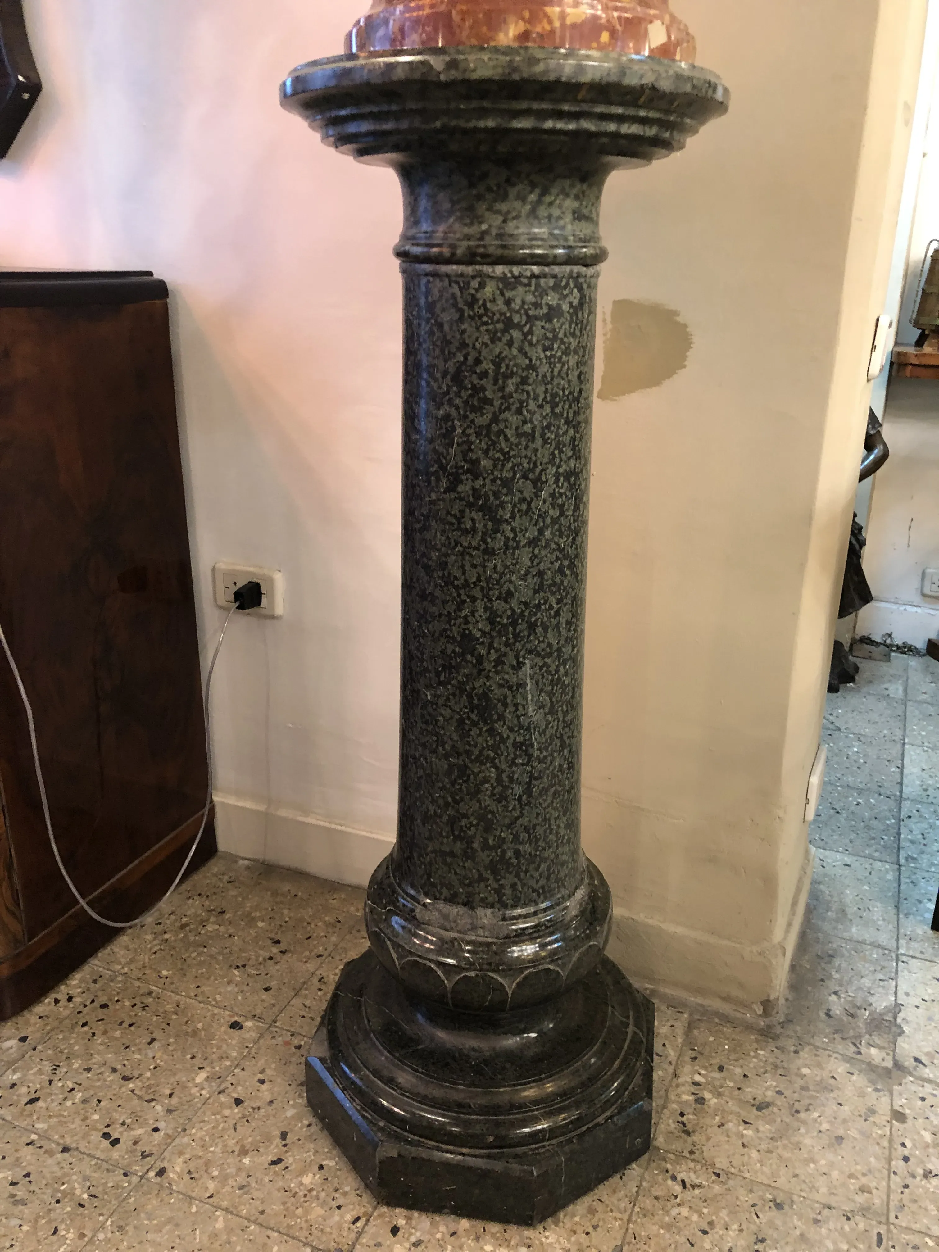 columna antigua de diseño clásico con base octagonal