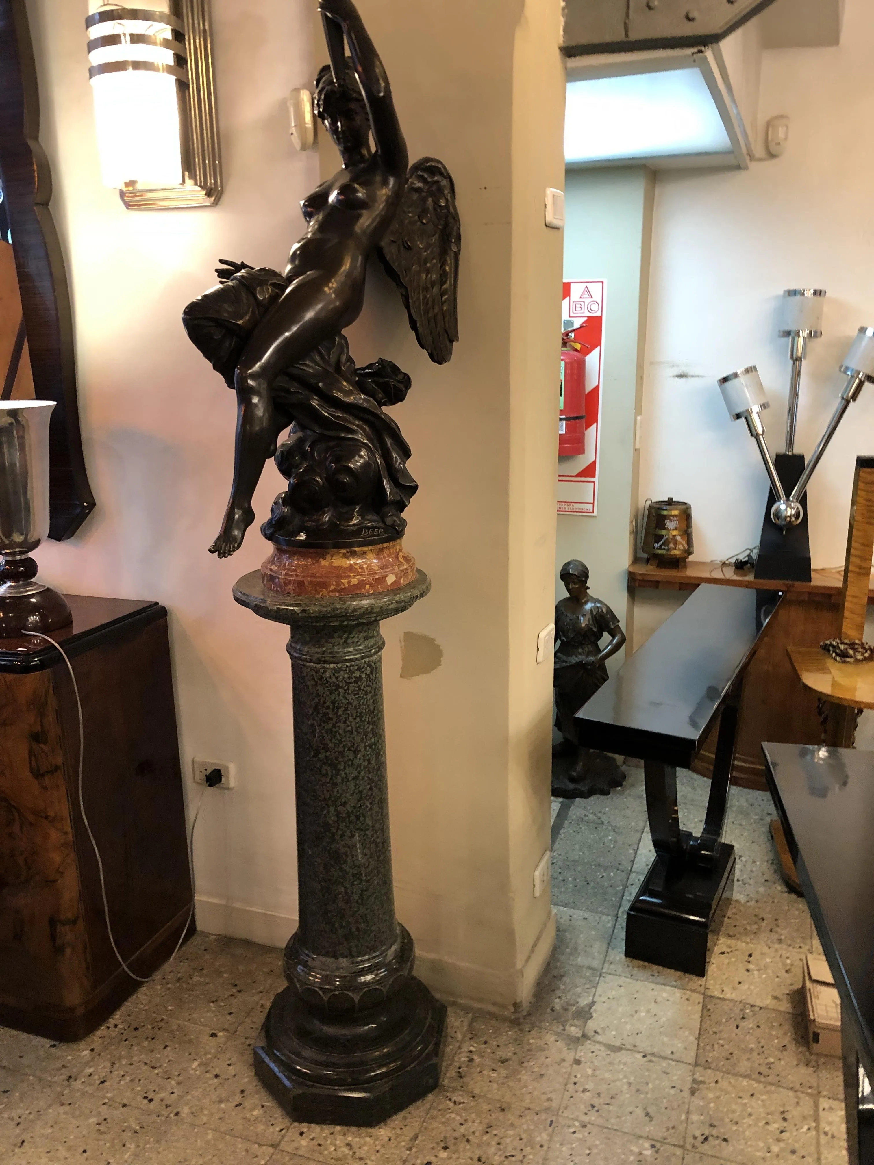 antike Säule mit Figur oben