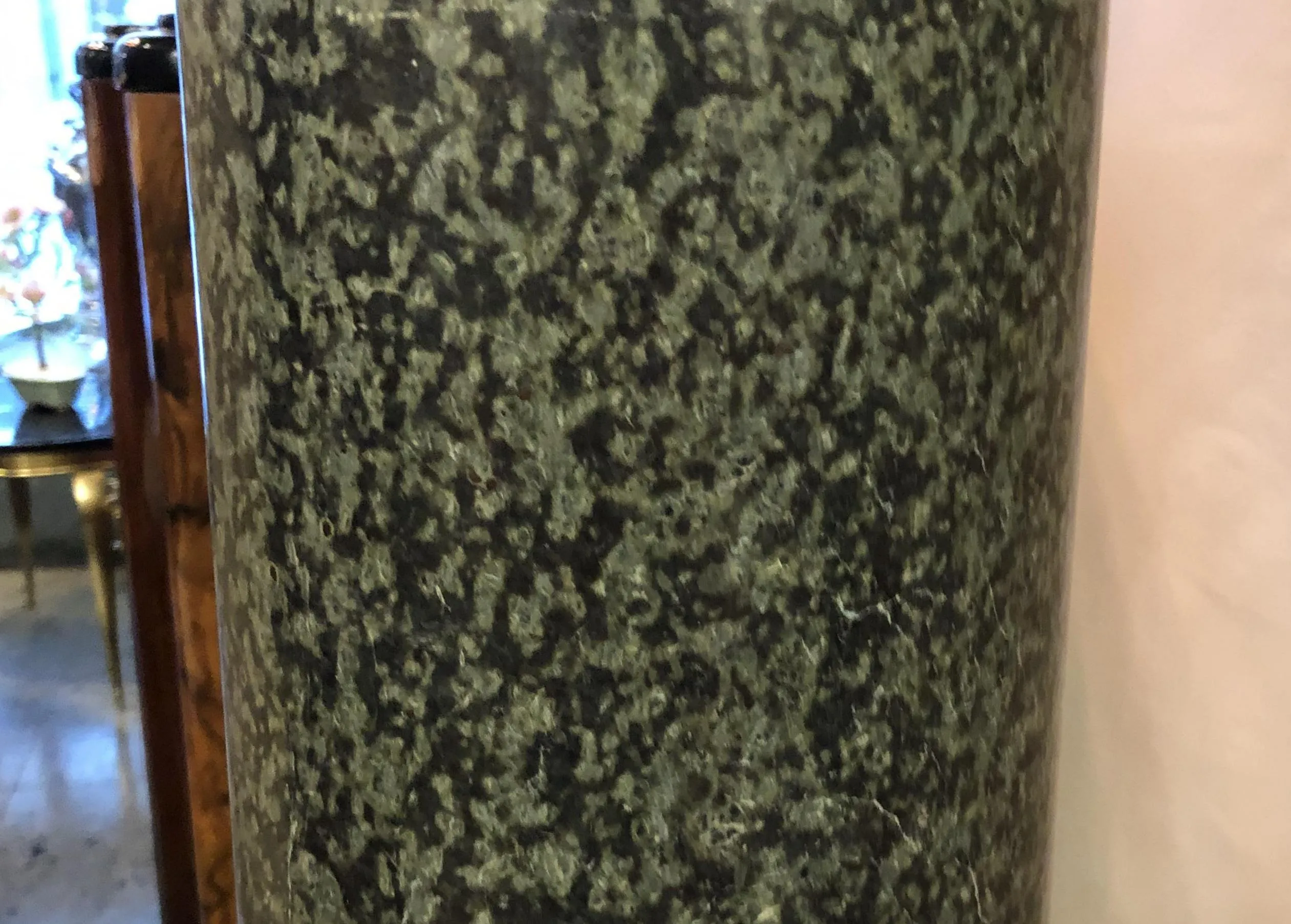 colonna antica con design decorativo e texture unica