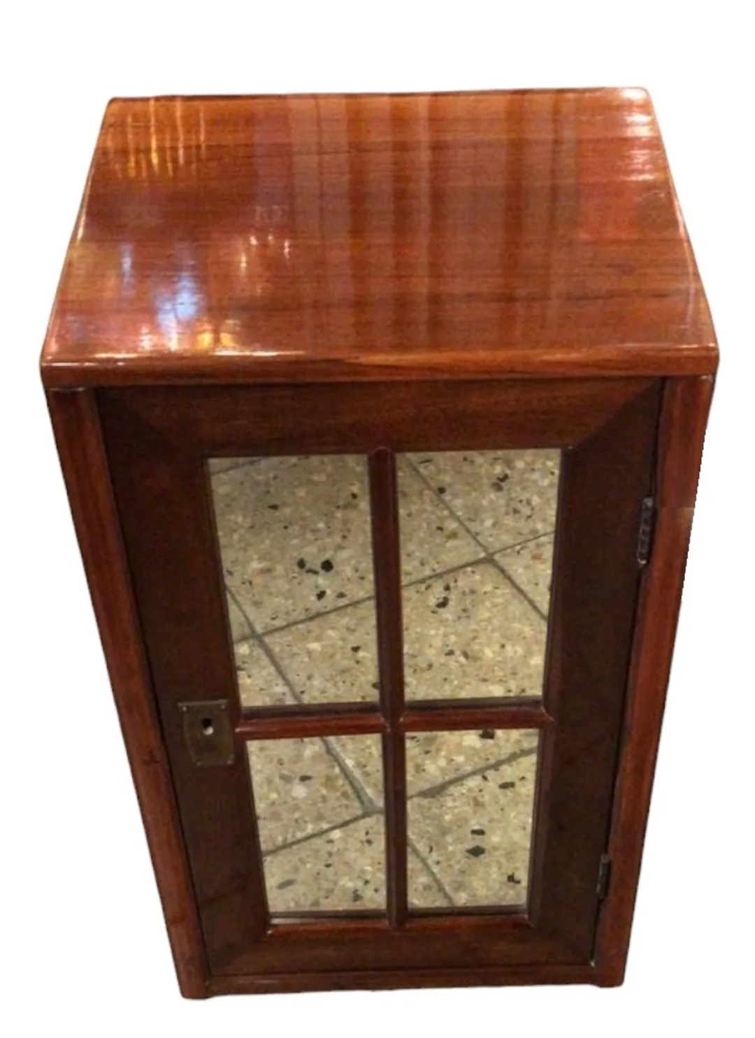 Table de chevet antique Art Deco avec miroir et design classique.