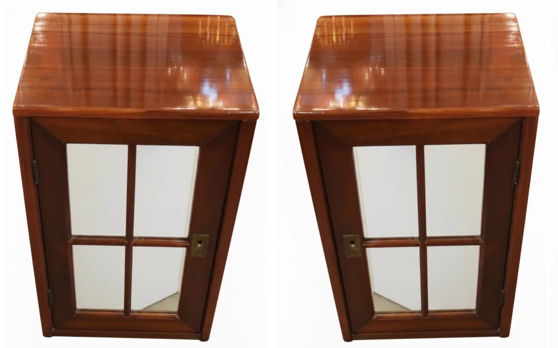 mesas de luz antiguas con espejos, formas rectangulares, ambiente acogedor