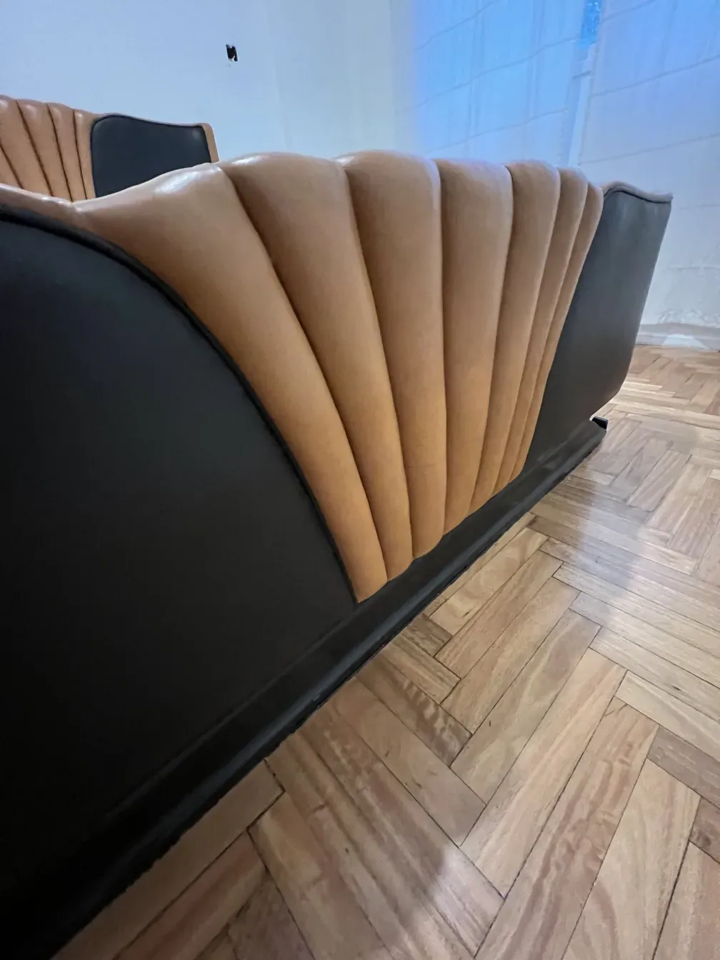 letto antico con design art deco e bordi eleganti