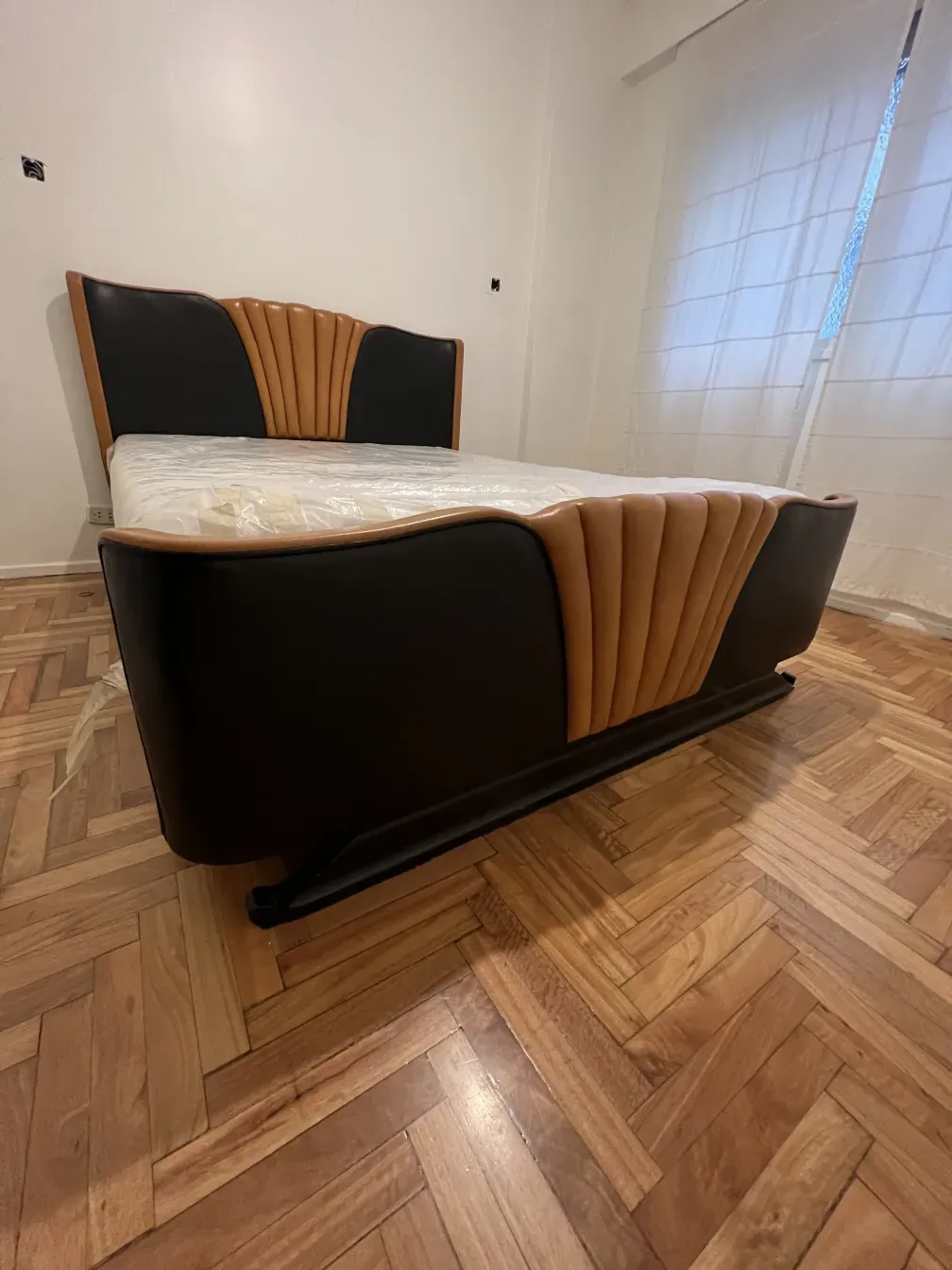 antikes Bett mit Art Deco-Design, heller Hintergrund