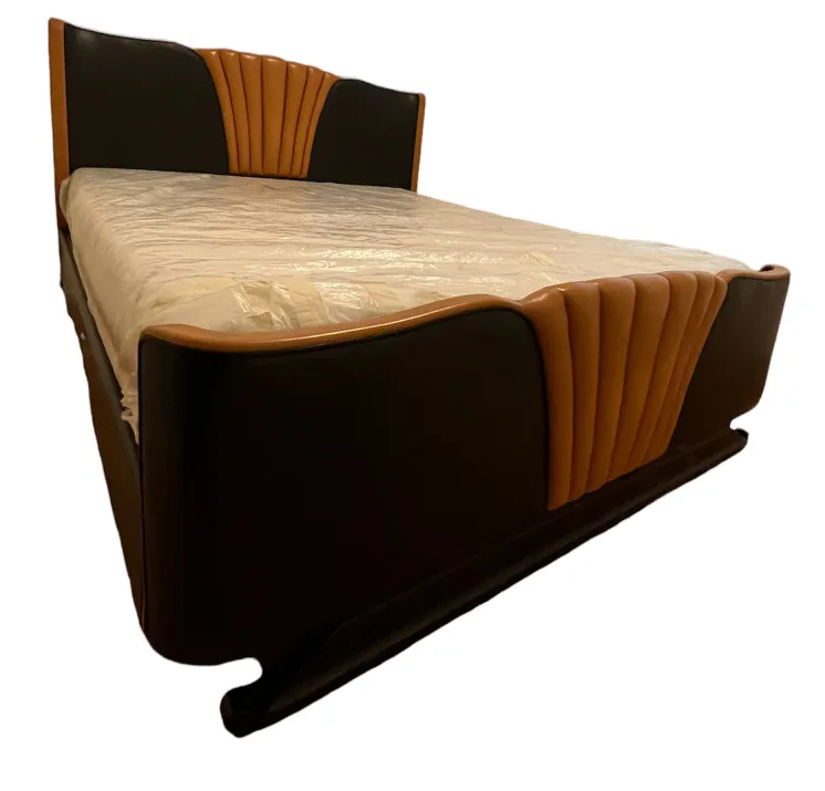 Antikes Bett im Art Deco-Stil mit eleganten Details