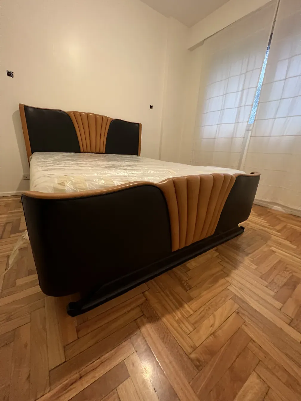 cama antiga Art Deco com cabeceira estilosa