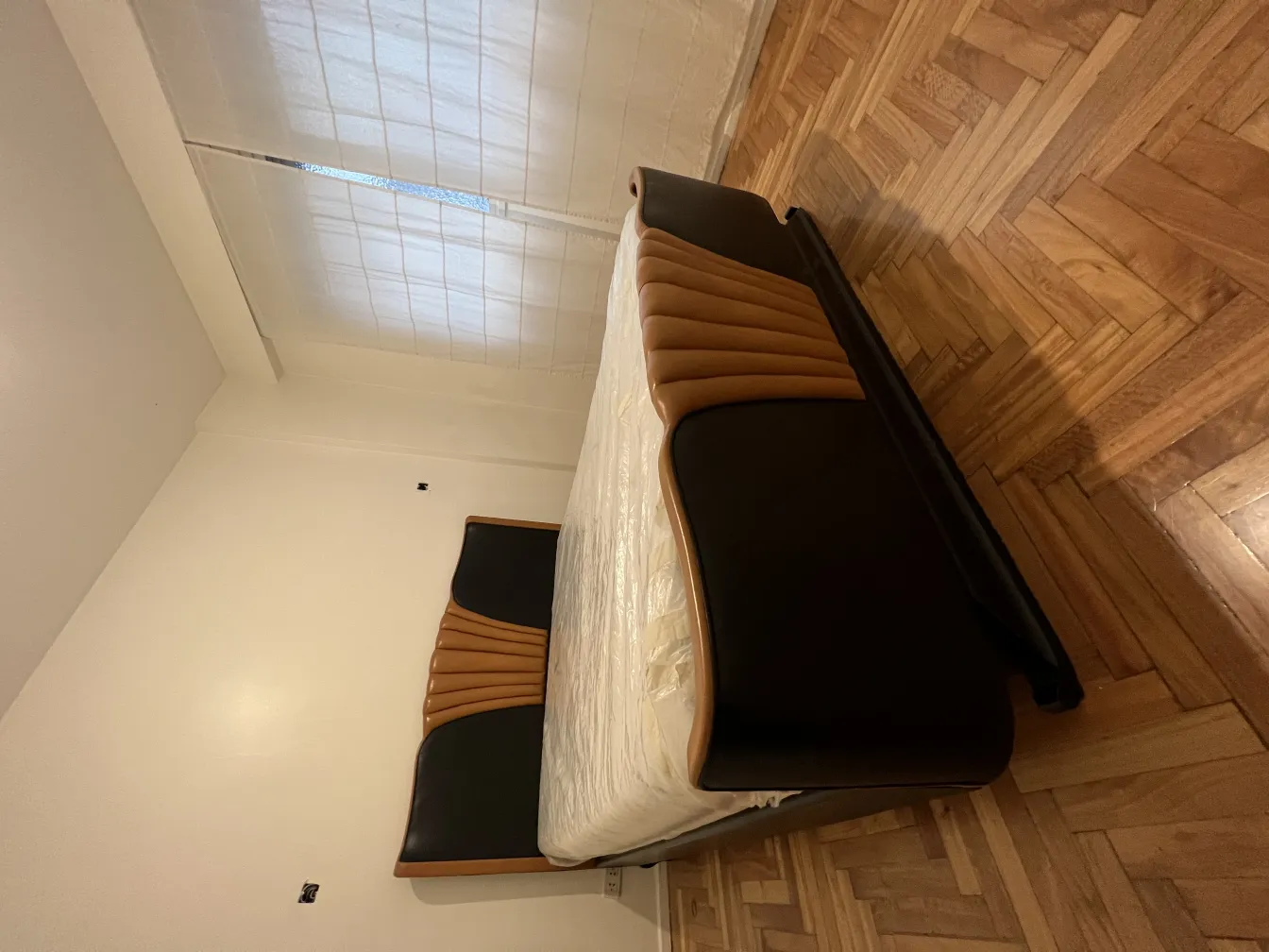 سرير قديم بأسلوب فن ديكو مع رأس مميز