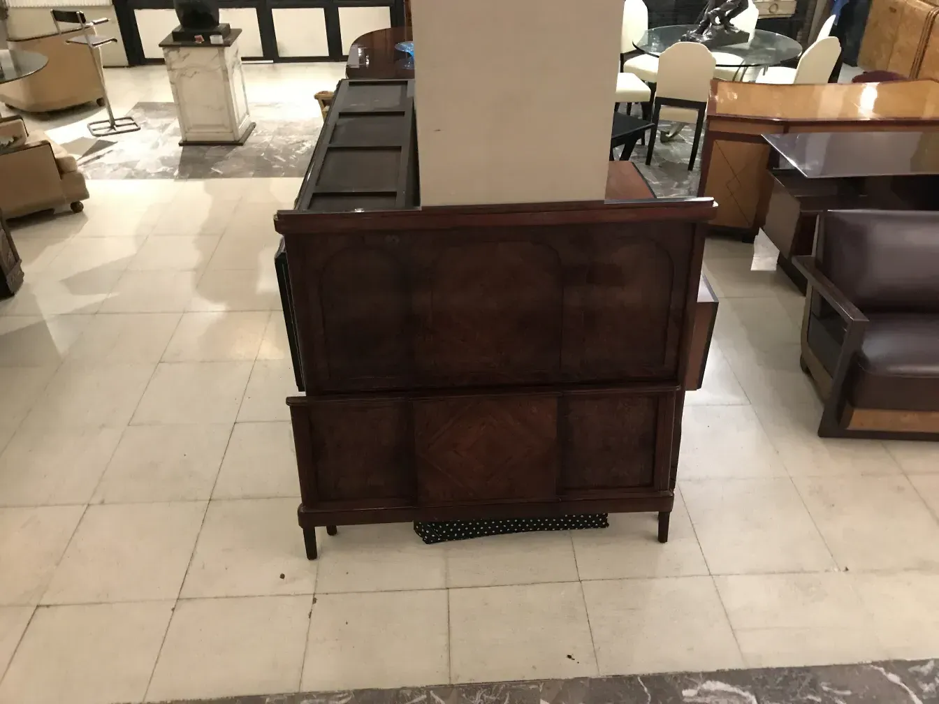 Cama antigua Art Deco con diseño elegante en un ambiente acogedor.