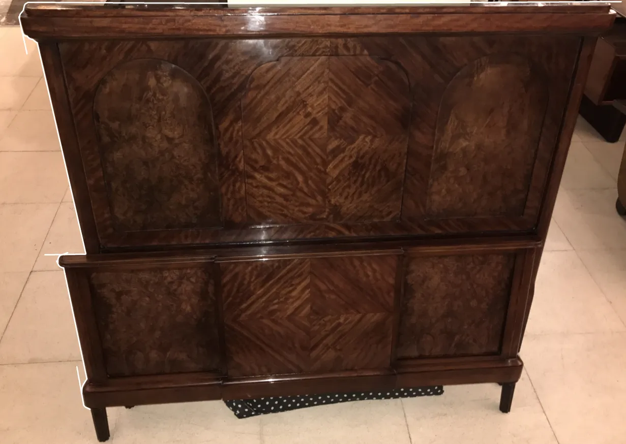 cama antiga de estilo art deco com detalhes decorativos