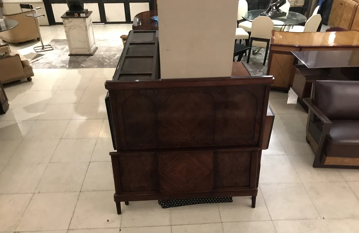 cama antiga art deco com cabeceira decorativa em ambiente aconchegante