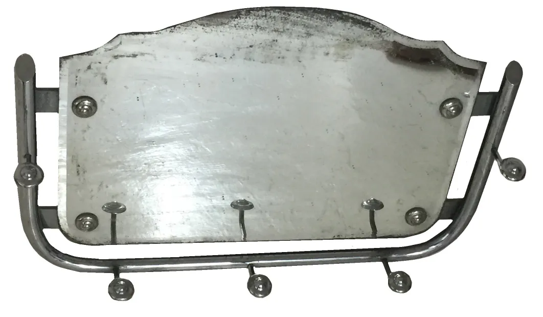 antikspiegel mit dekorativen art-deco-haken