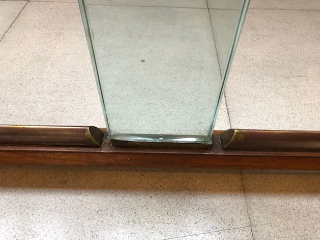 Table ancienne pour huit personnes, avec base en bois et verre