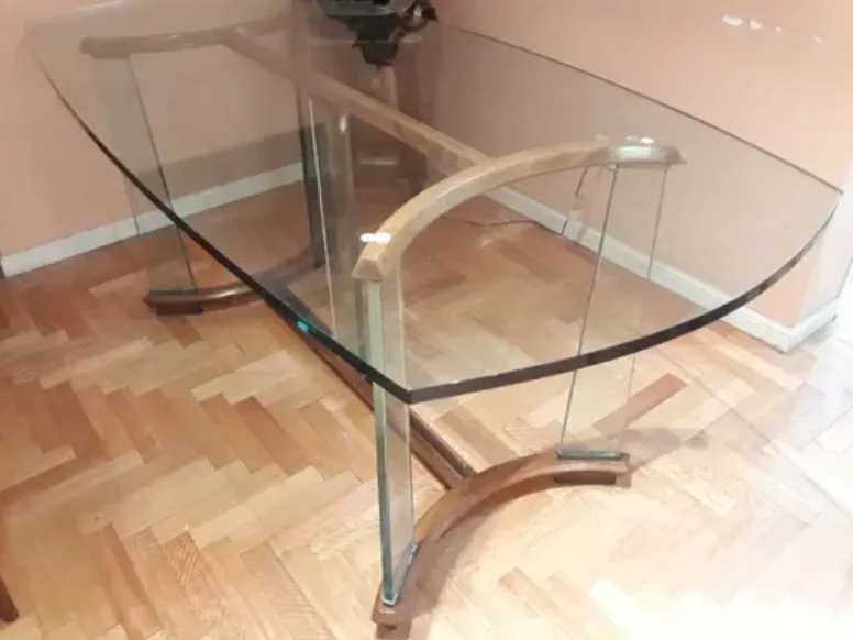 Fontana Arte餐桌（8人）在舒适的环境中