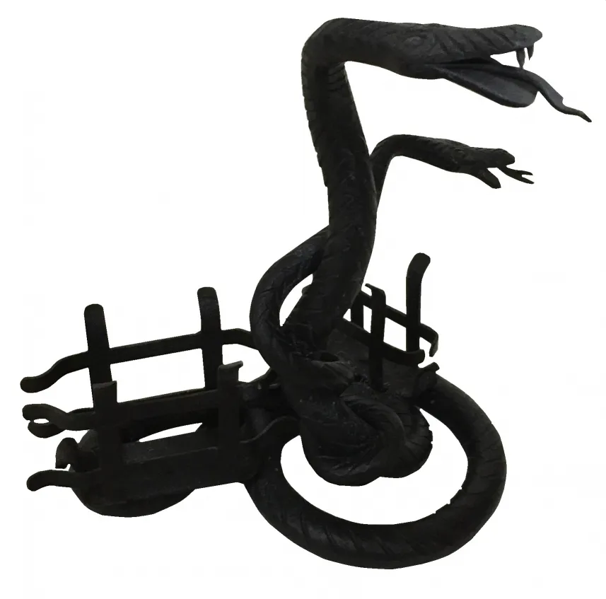 bandeja de cartas antigua con diseño de serpiente en negro