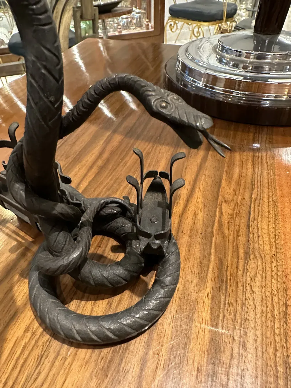 vassoio per carte antico con motivi decorativi di serpente.