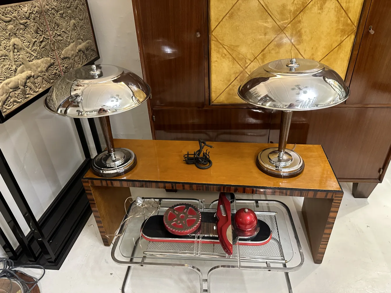 bandeja de cartas antiga com design elegante e acessórios de escritório