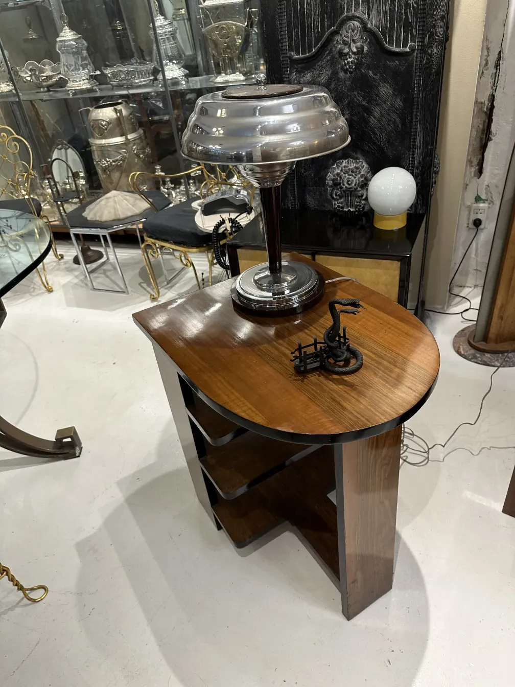 Antikes Kartenfach mit elegantem Design, umgeben von Vintage-Objekten.