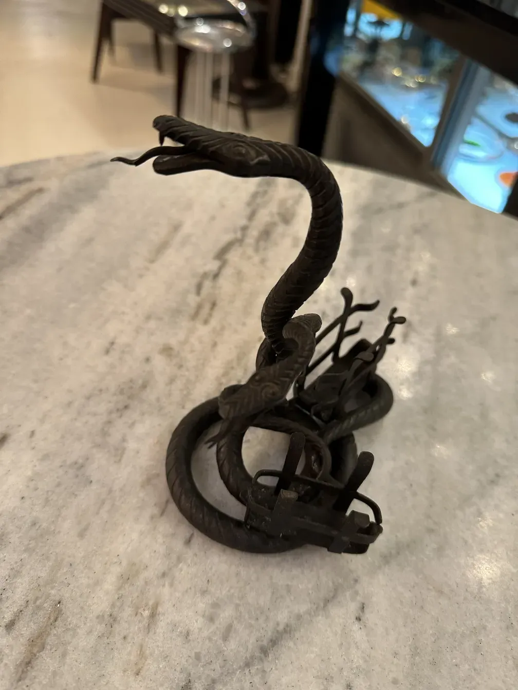 صينية مغلف قديمة مع تفاصيل أنيقة. الخلفية الناعمة المتنوعة.