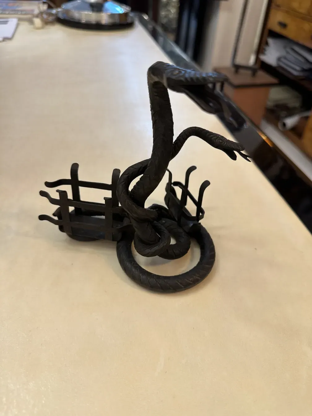 صينية مغلف قديمة بتصميم متشابك، مثالية لتنظيم المستندات