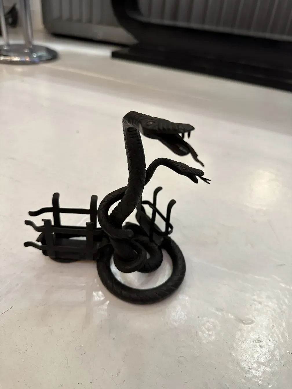 plateau de cartes ancien avec un design élégant de serpent dans un environnement clair