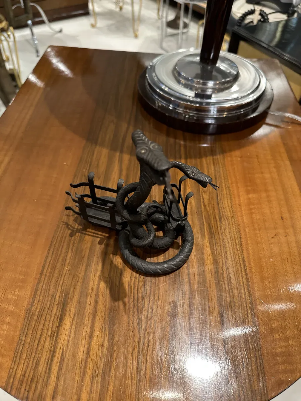 plateaux de carte ancien avec décorations en forme de serpent sur du bois