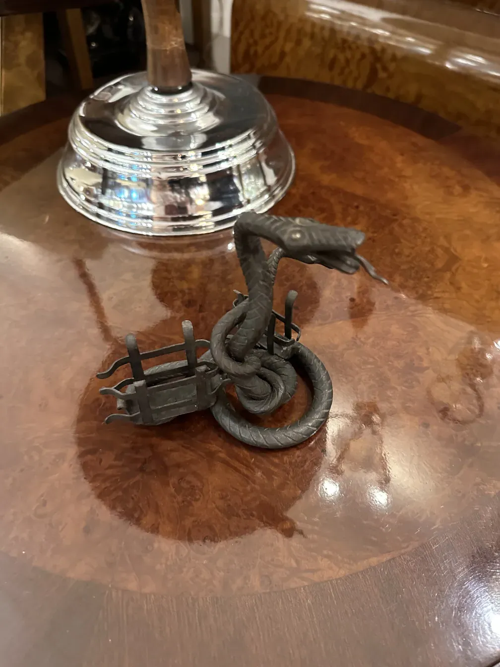 Bandeja de cartas antiga com design de dragão, elegante e detalhada, sobre uma superfície brilhante.