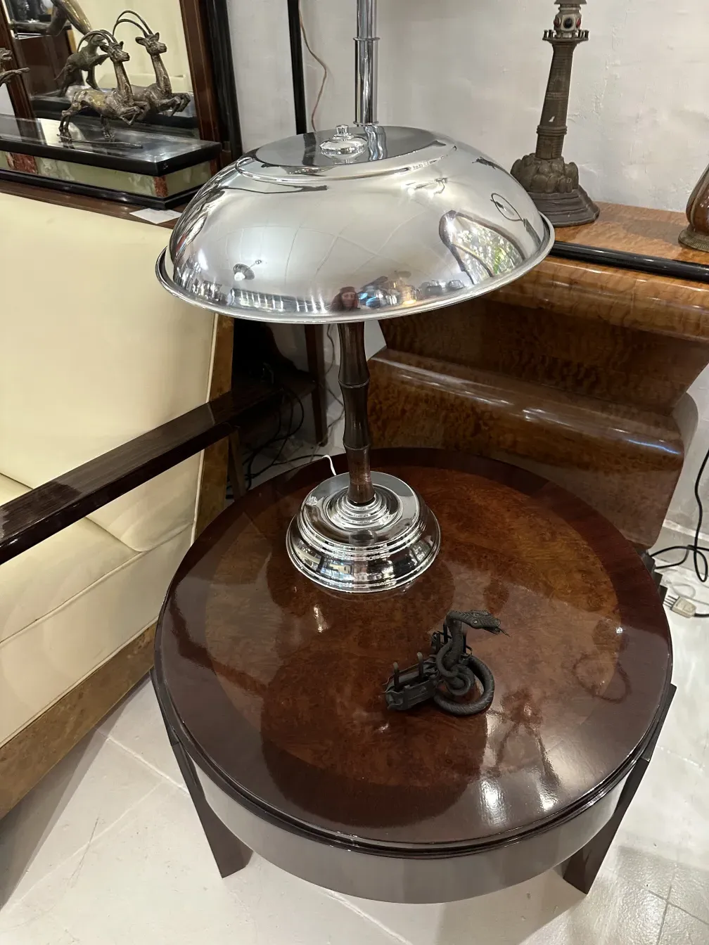 bandeja de cartas antigua en un ambiente elegante, detalles decorativos