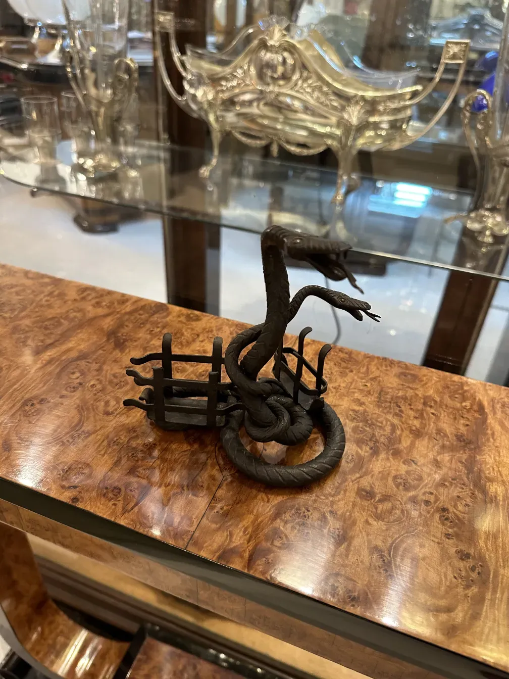 Plateau de carte ancien avec un design artistique en forme de serpent, détails élégants.