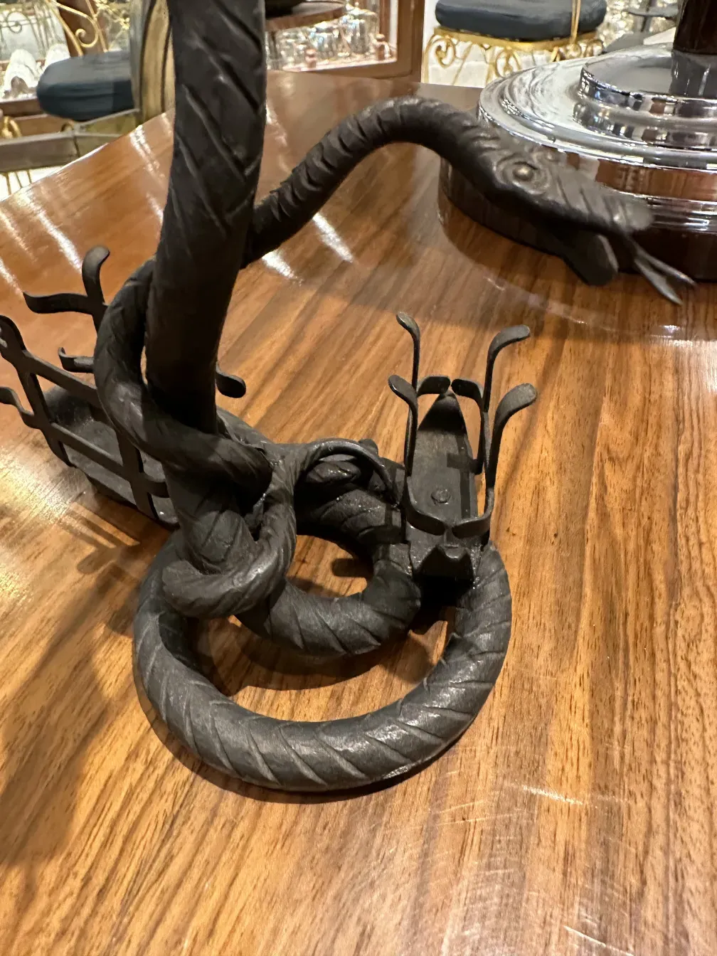 Bandeja de cartas antigua con detalles decorativos en el entorno