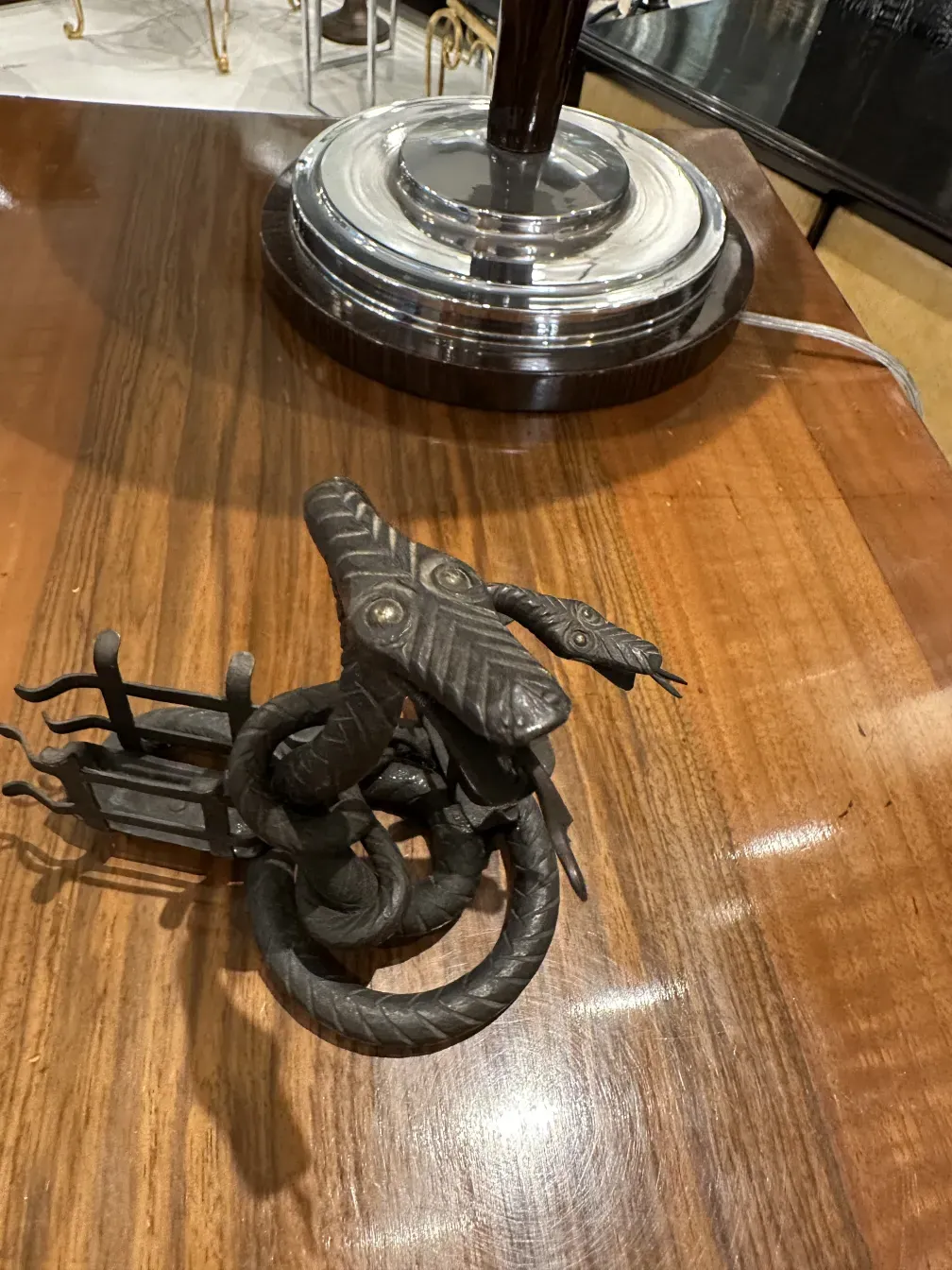 带有详细浮雕装饰的古董卡片托盘