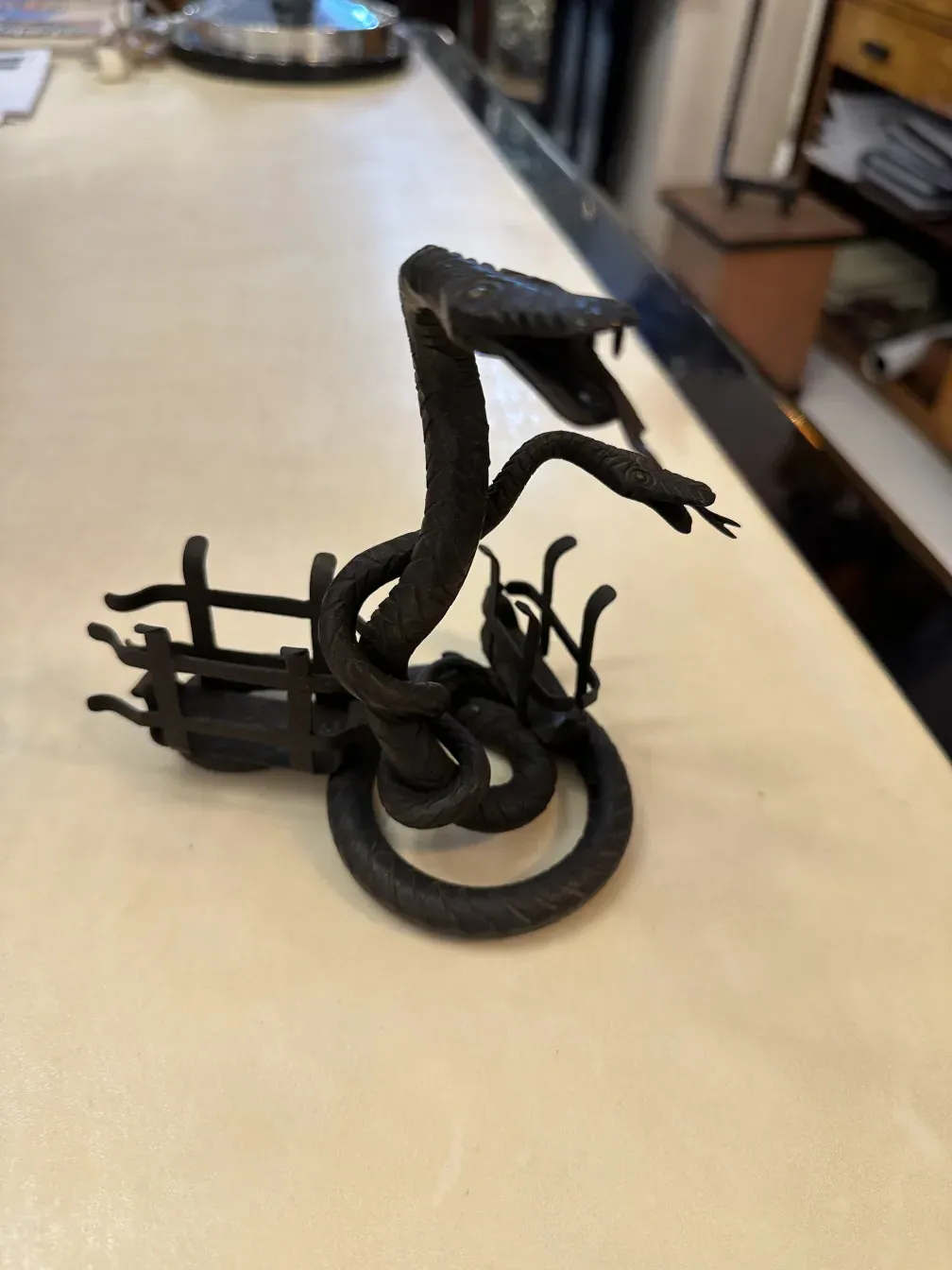 bandeja de cartas antiga decorada com forma de cobra