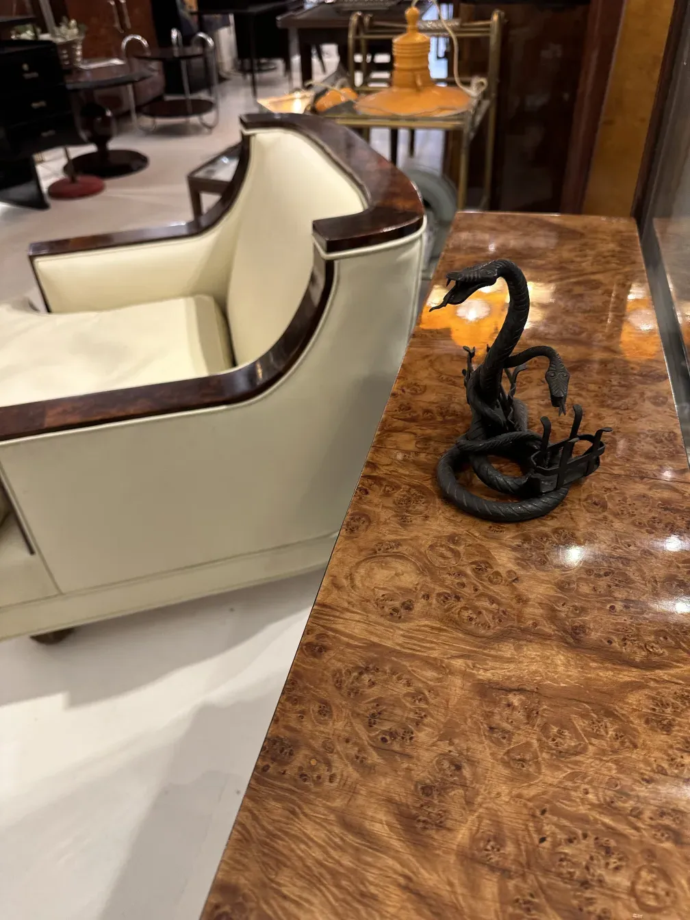 bandeja de cartas antigua con detalles de diseño art nouveau en un entorno elegante