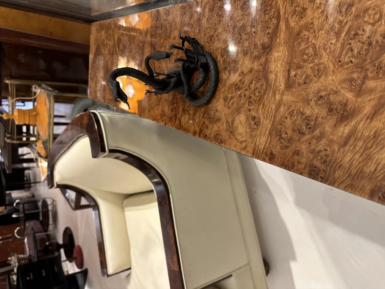 vassoi per carte antichi con dettagli di design art nouveau in un ambiente elegante