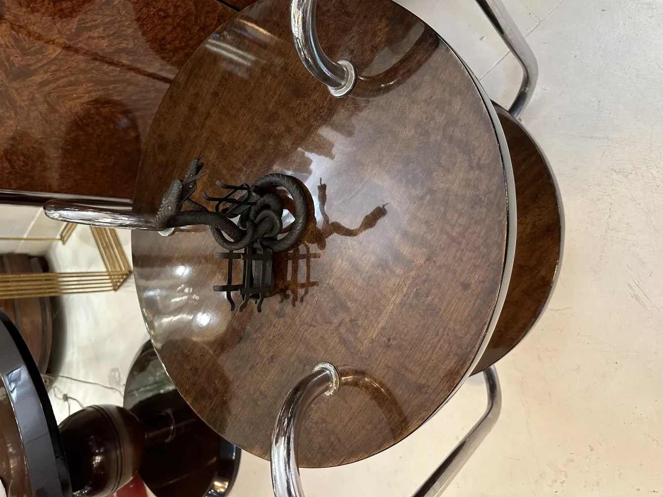 Vassoi per carte antichi con design intricati, decorativi e funzionali