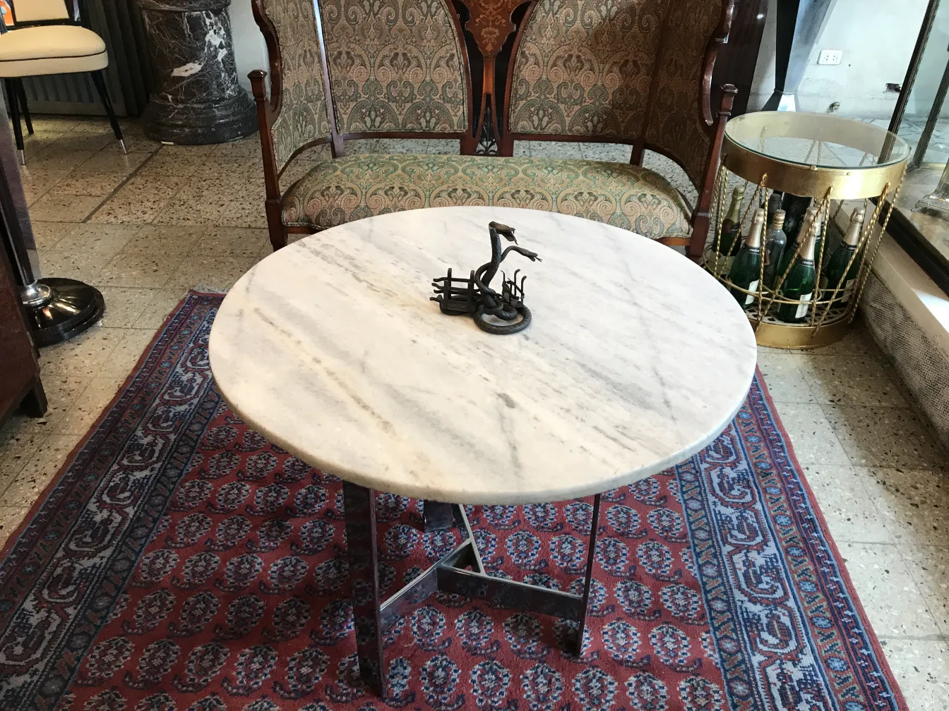 plateau de cartes ancien avec motif décoratif sur une table