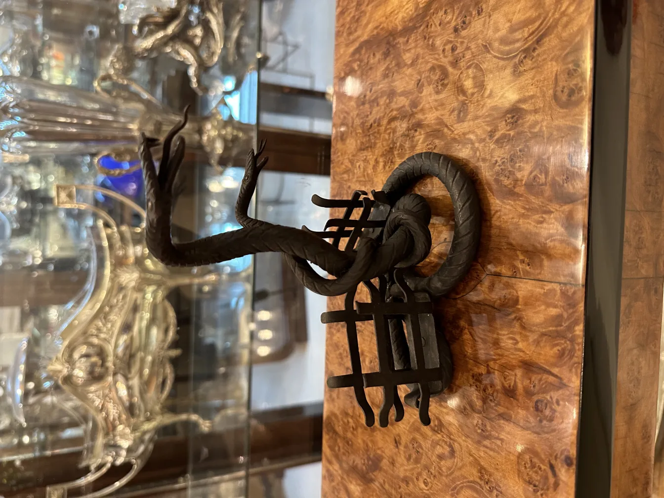 Bandeja de cartas antiga com design de cobra e fundo.