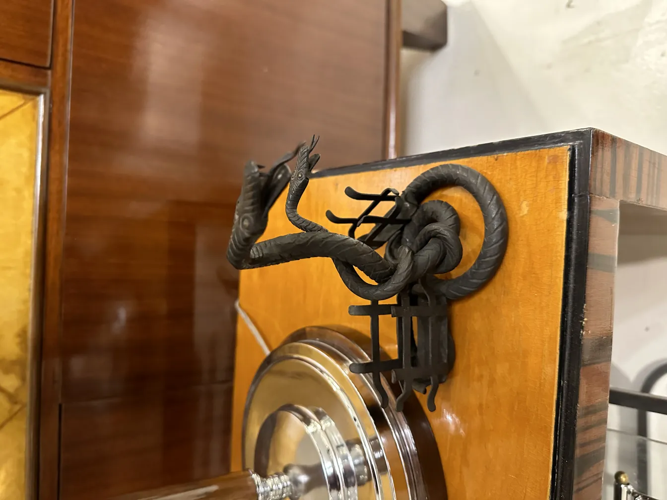 декоративный античный лоток для карточек с узором змей