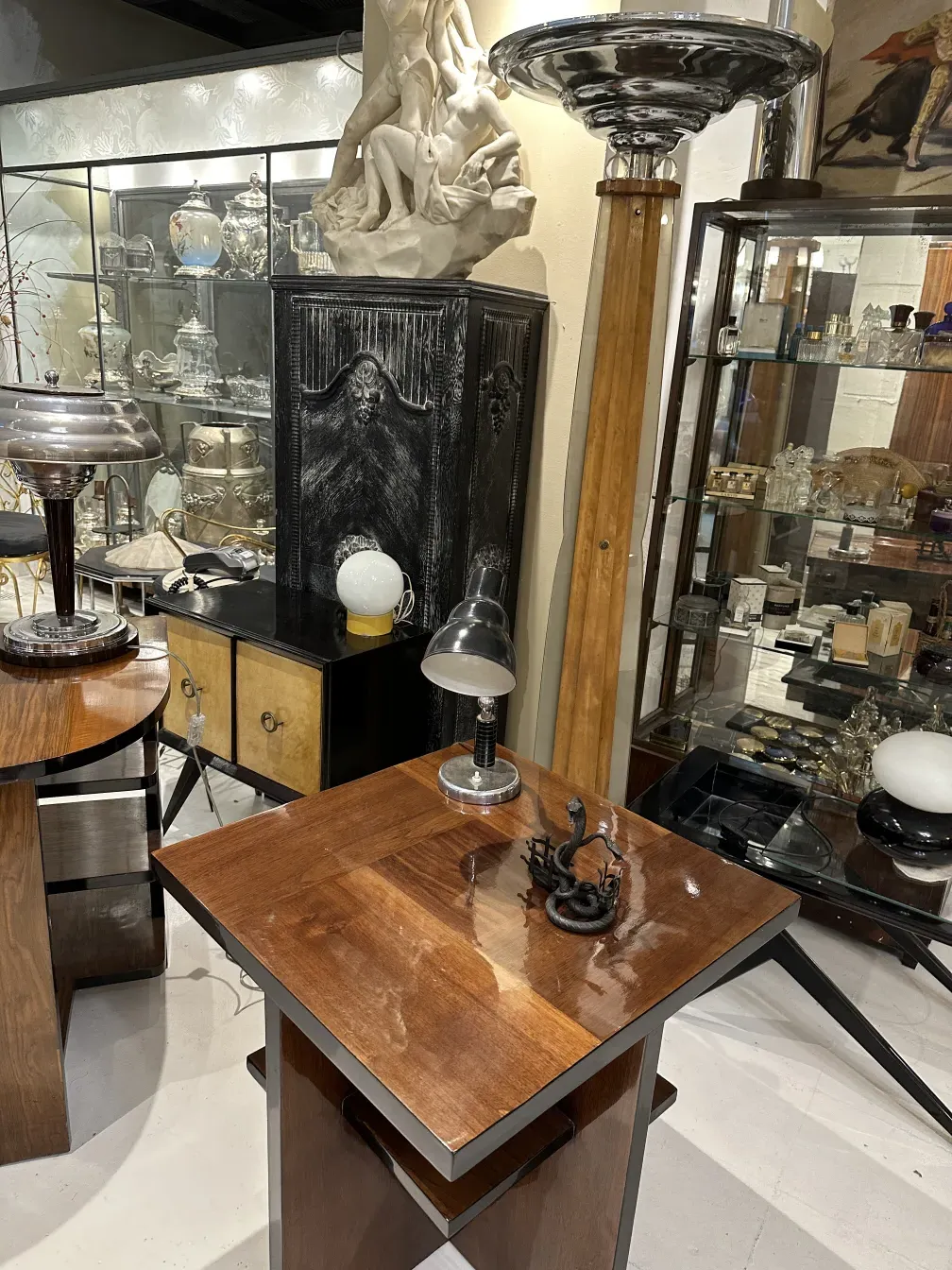 bandeja de cartas antigua con detalles decorativos en un entorno elegante