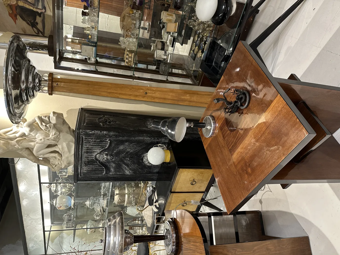 vassoi per carte antichi con dettagli decorativi in un ambiente elegante