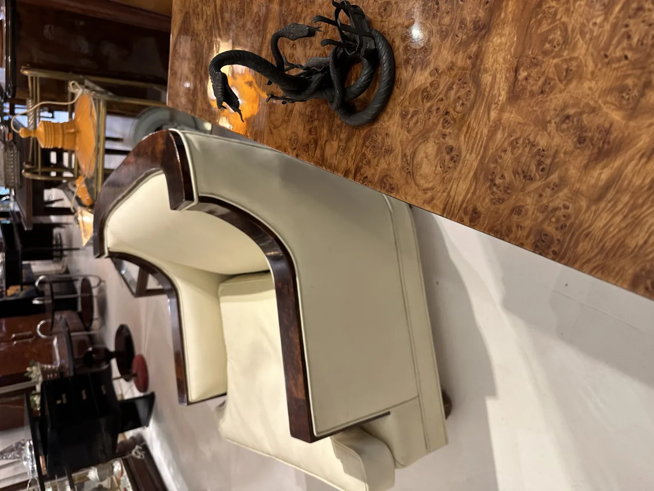 Vassoio per carte antico con accessori decorativi in un ambiente elegante.