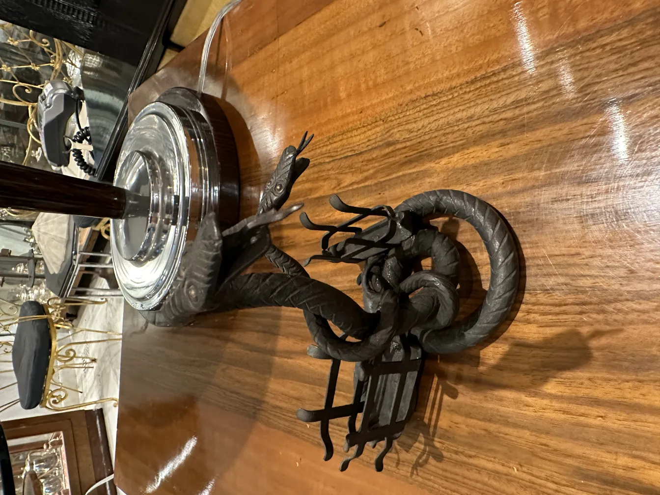 アンティークレタートレイ、装飾的なデザインと曲線的なディテール。