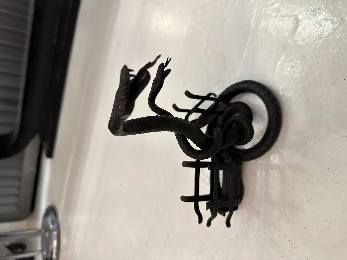 bandeja de cartas antiga com detalhes de serpente na parte superior, elegante e única